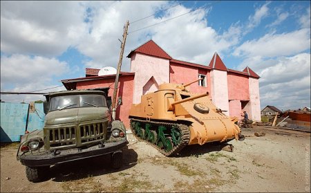 Музей самодельных танков и бронемашин в огороде