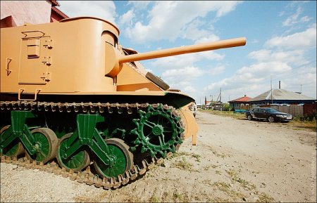 Музей самодельных танков и бронемашин в огороде