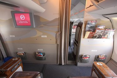 Cалон бизнес-класса самолета Airbus A340-500. Авиакомпания «Emirates»