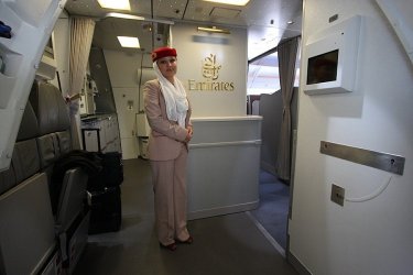 Cалон бизнес-класса самолета Airbus A340-500. Авиакомпания «Emirates»