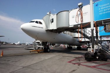 Cалон бизнес-класса самолета Airbus A340-500. Авиакомпания «Emirates»