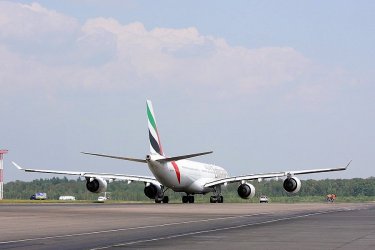 Cалон бизнес-класса самолета Airbus A340-500. Авиакомпания «Emirates»