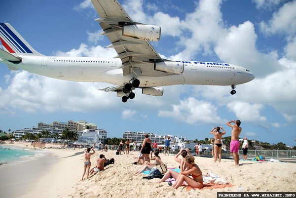 Maho Beach — пляж с самолетами над головой